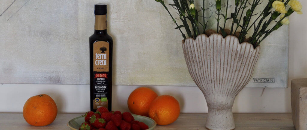 Appelsiinikakkuun tarvittavia aineita, kuten Terra Creta -oliiviöljy, appelsiineja sekä mansikoita.